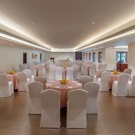 Estuary Sarovar Portico Poovar Exterior foto