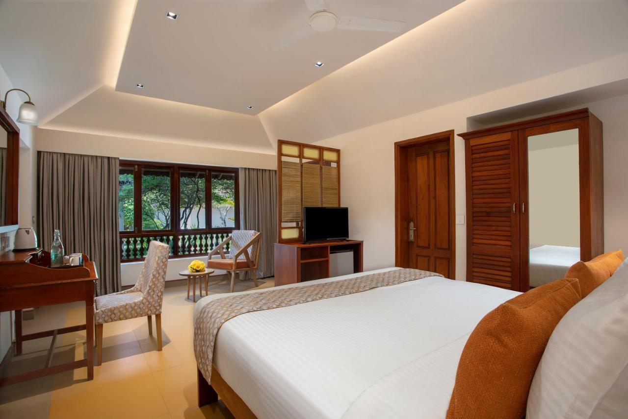 Estuary Sarovar Portico Poovar Exterior foto