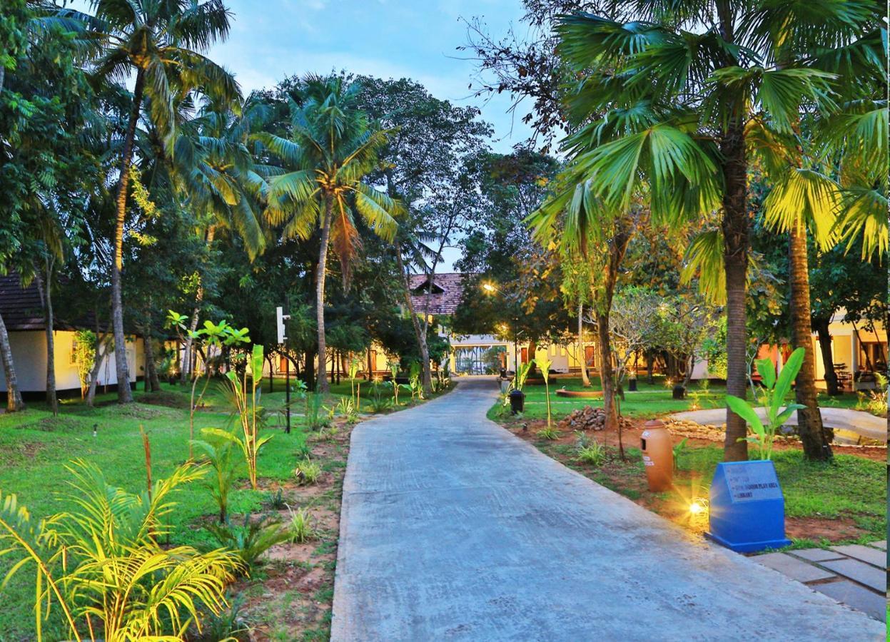 Estuary Sarovar Portico Poovar Exterior foto