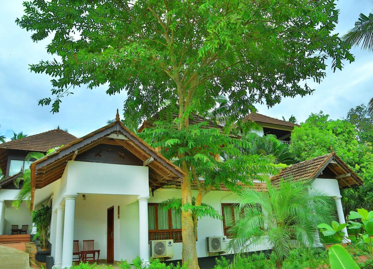 Estuary Sarovar Portico Poovar Exterior foto