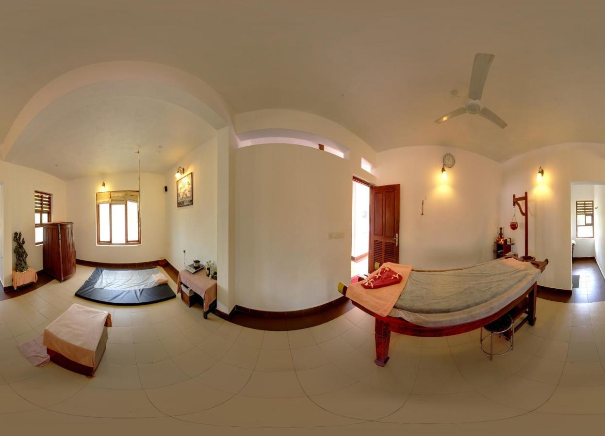 Estuary Sarovar Portico Poovar Exterior foto