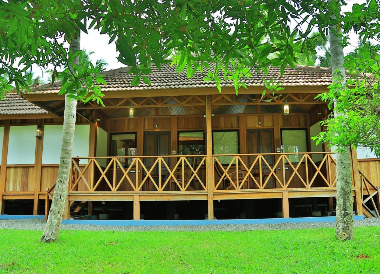 Estuary Sarovar Portico Poovar Exterior foto