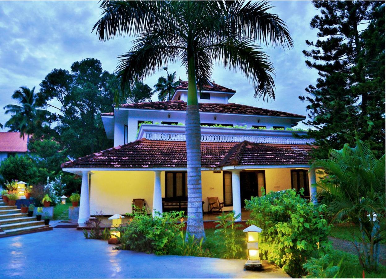 Estuary Sarovar Portico Poovar Exterior foto