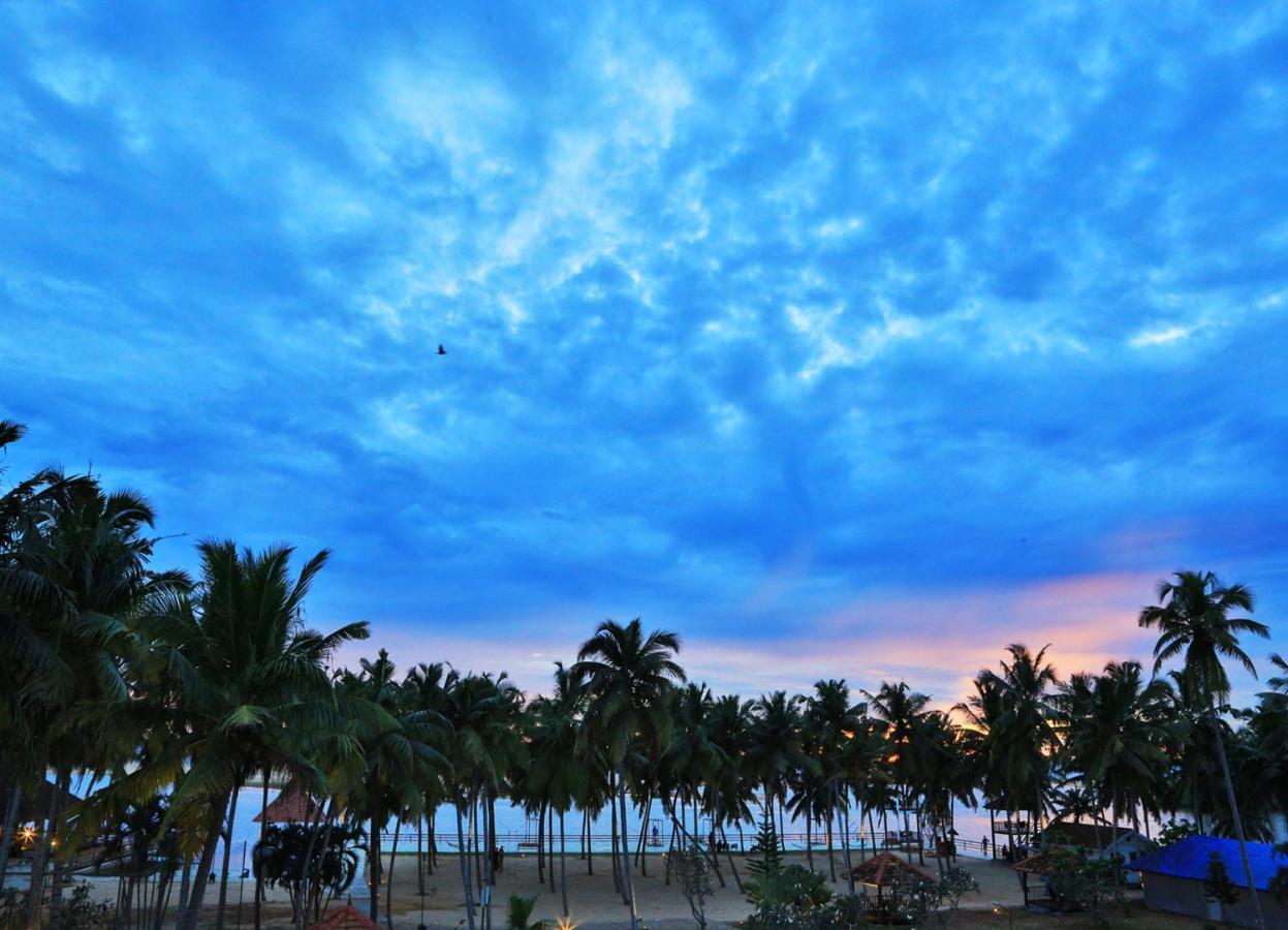 Estuary Sarovar Portico Poovar Exterior foto