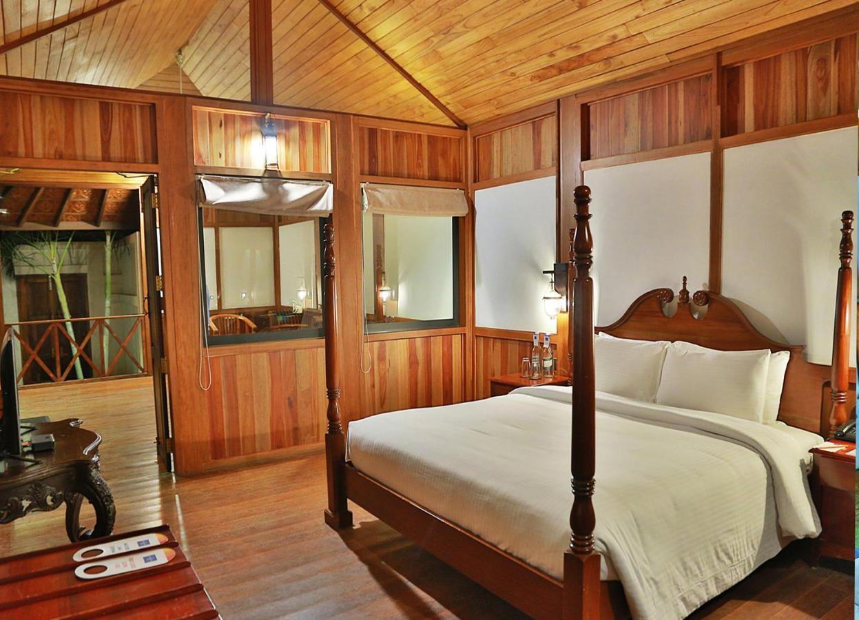 Estuary Sarovar Portico Poovar Exterior foto