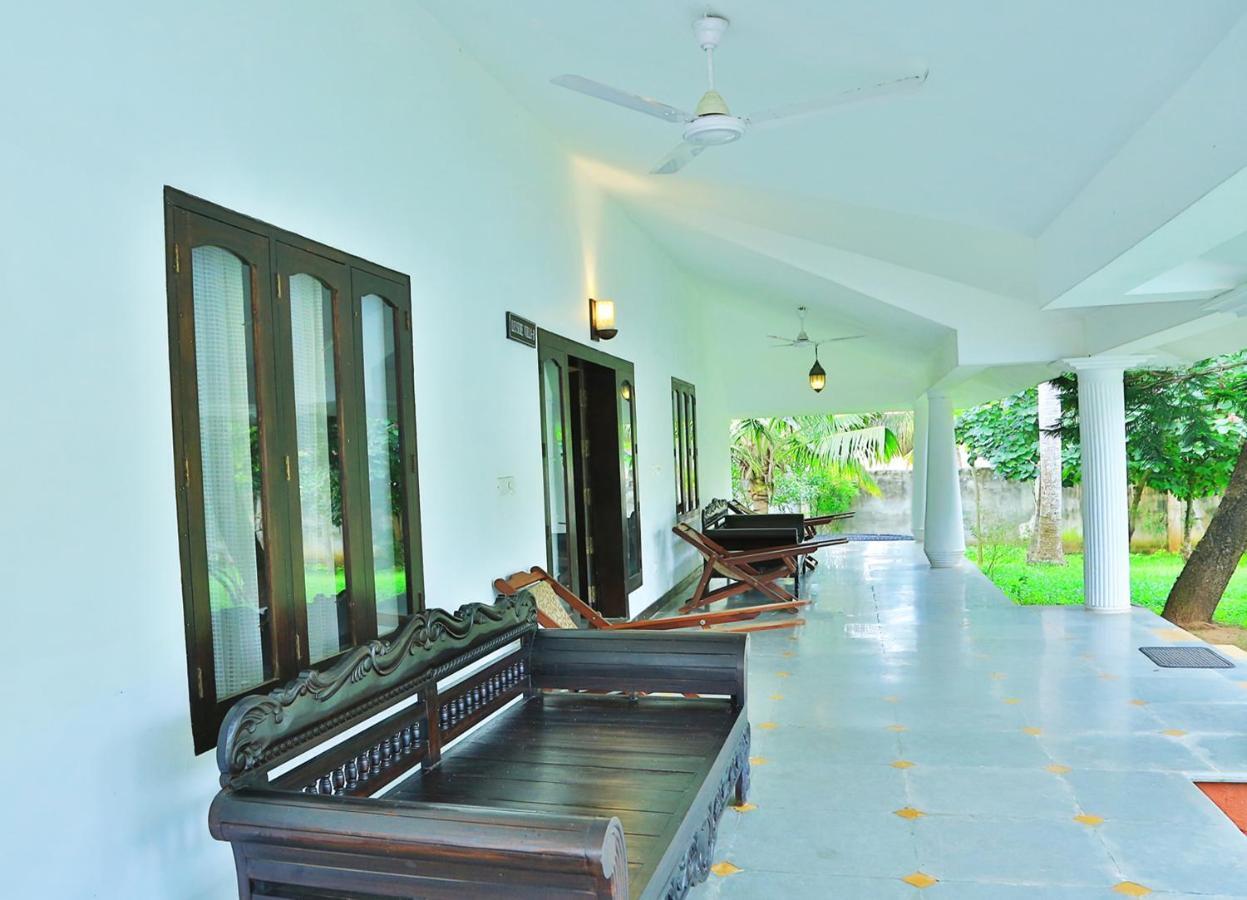 Estuary Sarovar Portico Poovar Exterior foto