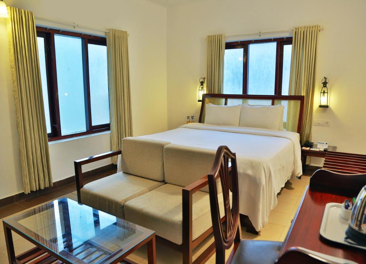 Estuary Sarovar Portico Poovar Exterior foto
