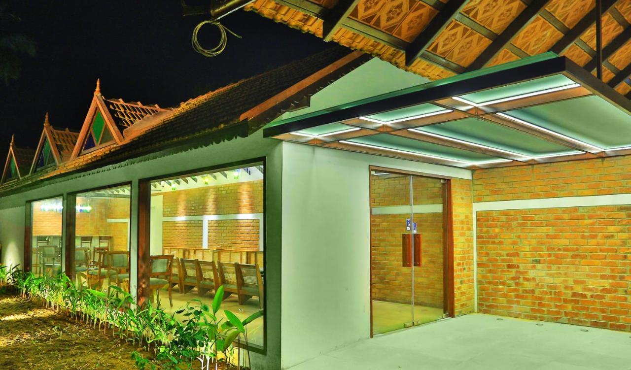 Estuary Sarovar Portico Poovar Exterior foto